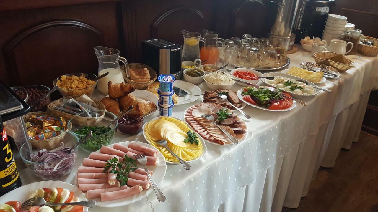 Hotel Iskra Rzeszow Luaran gambar