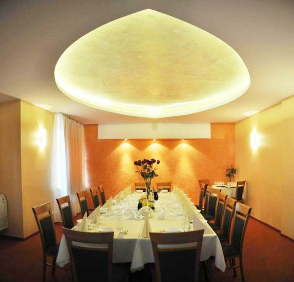 Hotel Iskra Rzeszow Luaran gambar